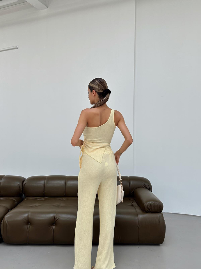 Aksesuar Detaylı Büzgülü Pantolon Takım Sarı Aksesuar Detaylı Büzgülü Pantolon Takım Sarı